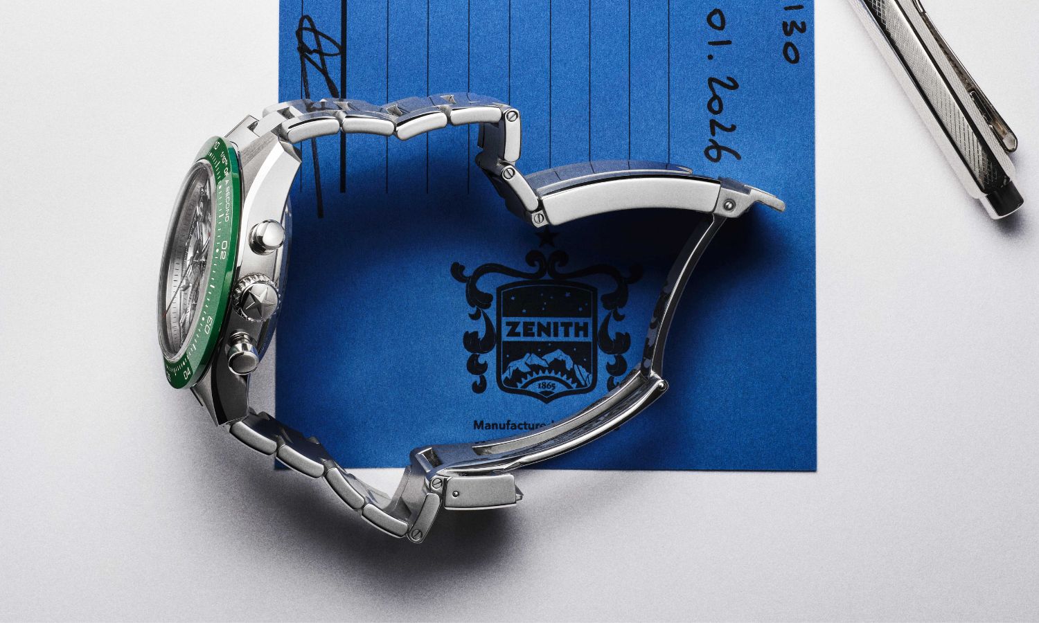 Blick von oben auf die ZENITH CHRONOMASTER Sport Skeleton mit grünem Kautschukband.