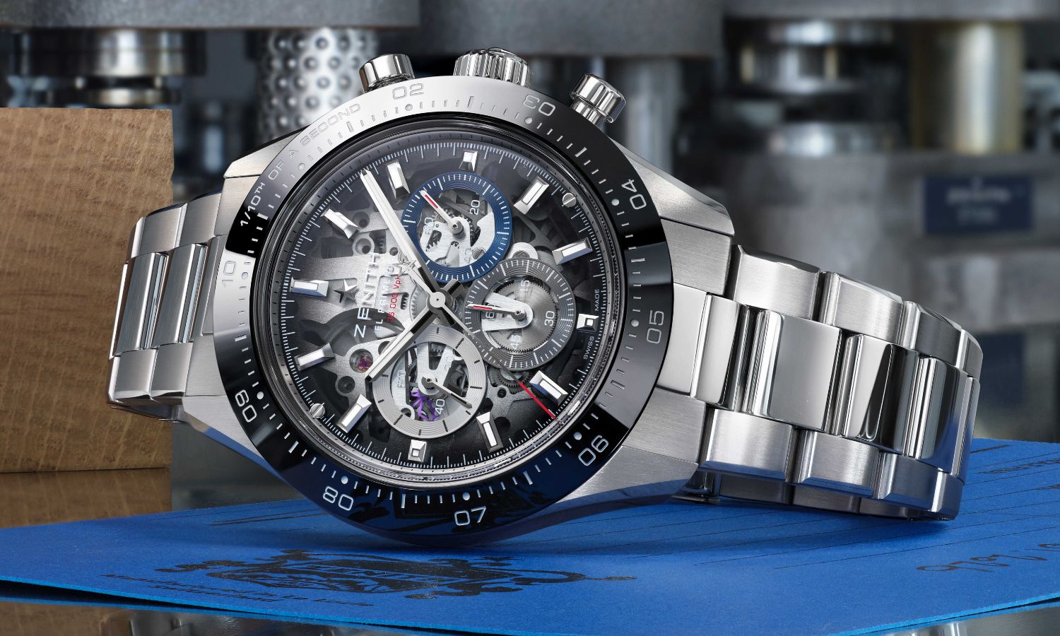 Nahaufnahme der ZENITH CHRONOMASTER Sport Skeleton mit schwarzer Lünette.