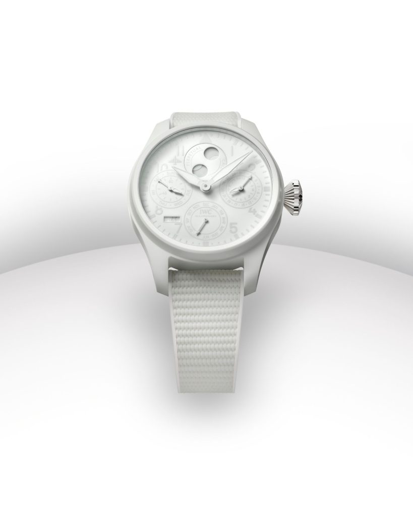 IWC Big Pilot’s Watch Perpetual Calendar Ceralume mit weißem Zifferblatt am weißen Textilarmband stehend abgebildet vor weißem Hintergrund