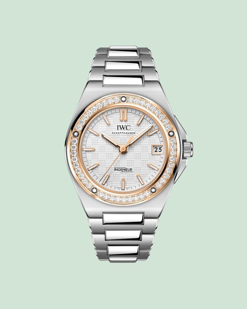 IWC Ingenieur Automatic 35 mit weißem Zifferblatt am Edelstahlarmband von vorne abgebildet vor hellgrünem Hintergrund