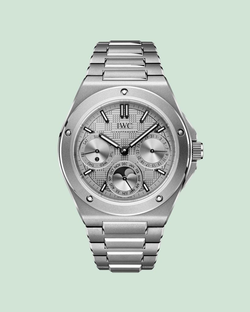 IWC Ingenieur Perpetual Calendar 41 Titanium mit grauem Zifferblatt am Titanarmband von vorne abgebildet vor hellgrünem Hintergrund