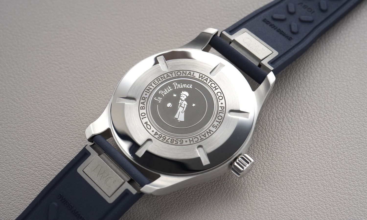 Gehäuseboden der IWC Mark XX Le Petit Prince IW328221 mit Verzierung des „Kleinen Prinzen“