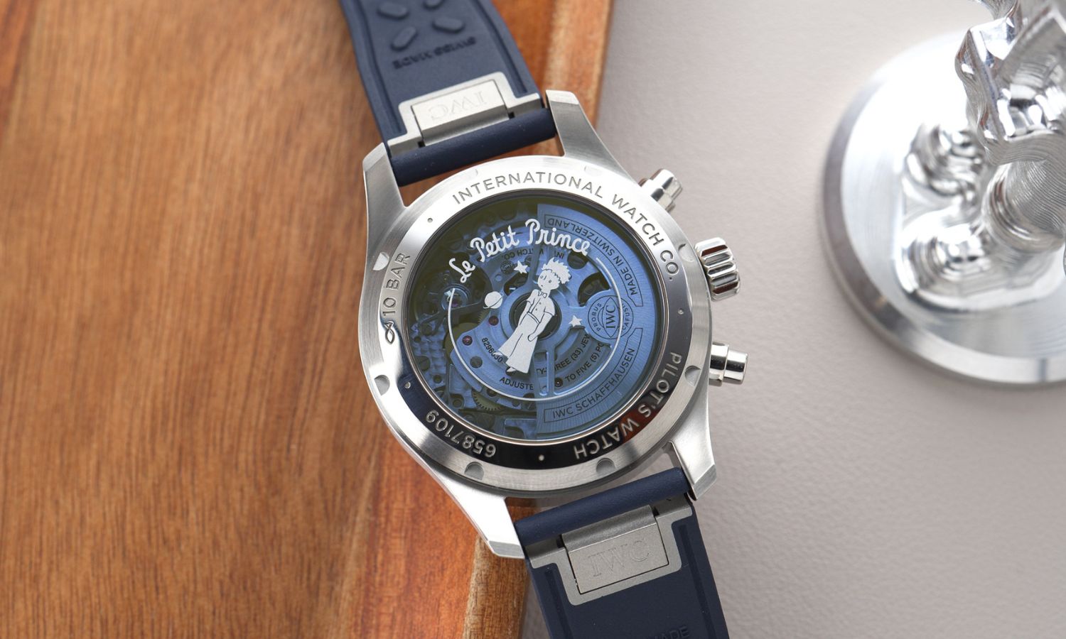 Gehäuseboden der IWC Pilot's Watch Chronograph 41 Le Petit Prince IW388120 mit Verzierung des „Kleinen Prinzen“