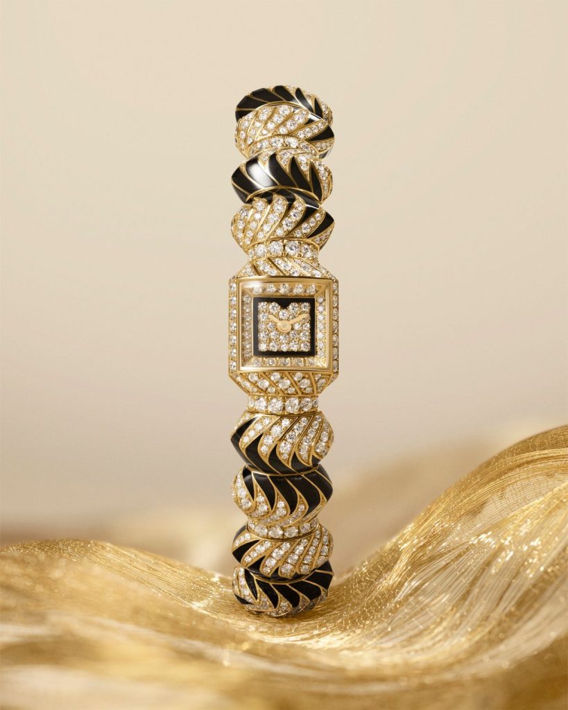 Goldene Myst de Cartier von vorne abgebildet vor hellem Hintergrund