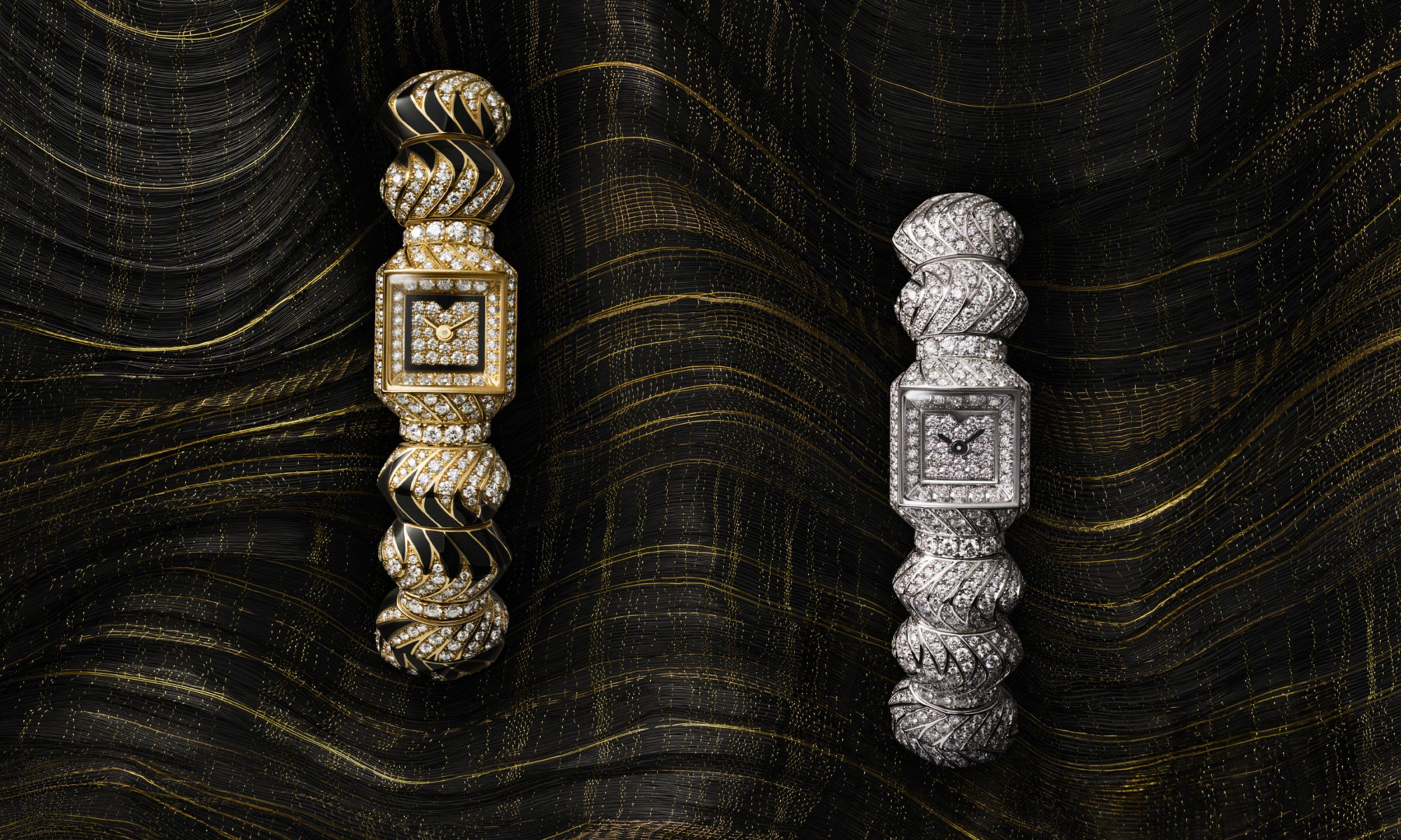 Goldene und weißgoldene Myst de Cartier nebeneinander vor schwarzem Hintergrund
