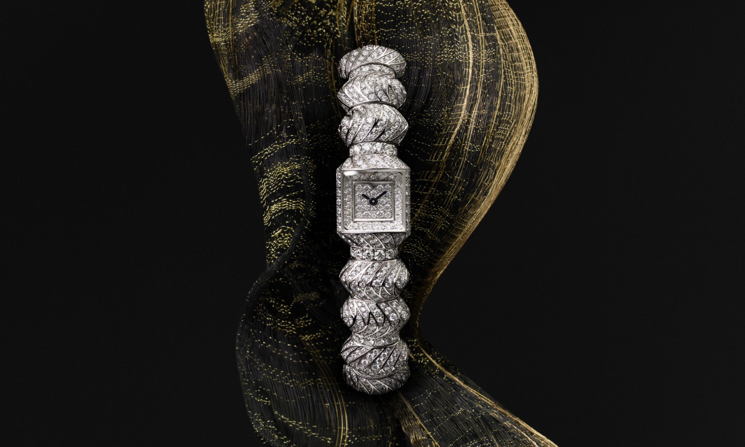 Weißgoldene Myst de Cartier in der Frontalansicht vor schwarzem Hintergrund