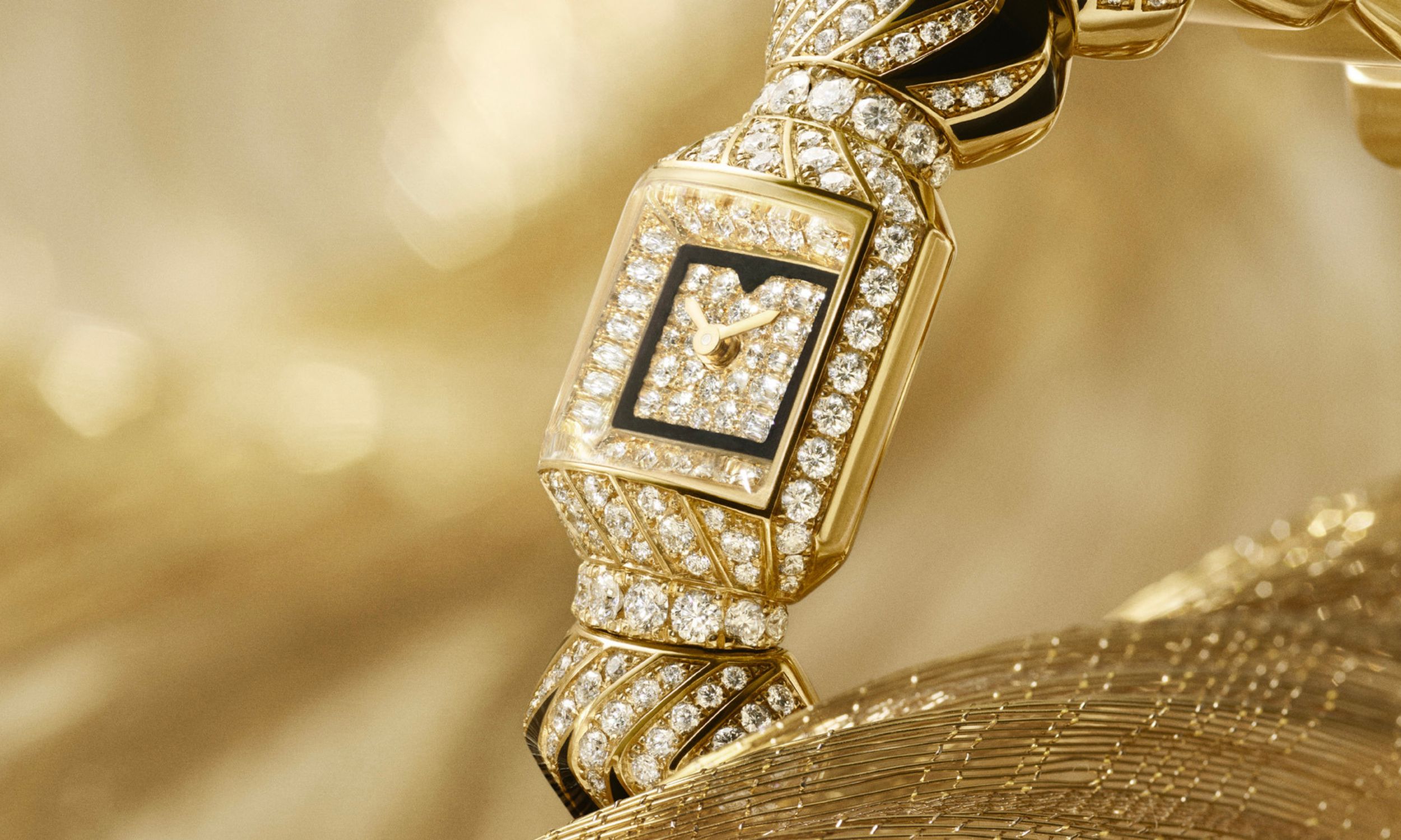 Nahaufnahme einer Myst de Cartier vor goldenem Hintergrund