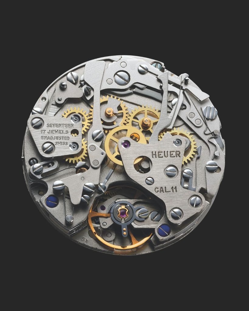 TAG HEUER Kaliber 11 aus dem Jahr 1969 abgebildet vor schwarzem Hintergrund