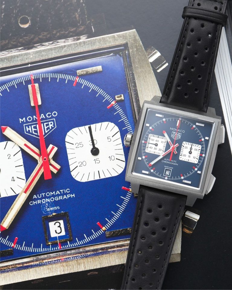TAG Heuer Monaco 2026 Blau CDW2181.FC8360 mit blauem Zifferblatt am schwarzen Lederarmband liegend von vorne abgebildet mit einem Bild eines klassischen TAG HEUER Monaco Modells