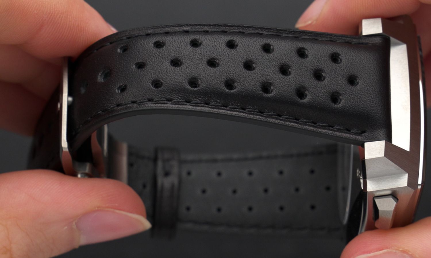 Schwarzes Lederarmband der TAG Heuer Monaco 2026 Blau CDW2181.FC8360