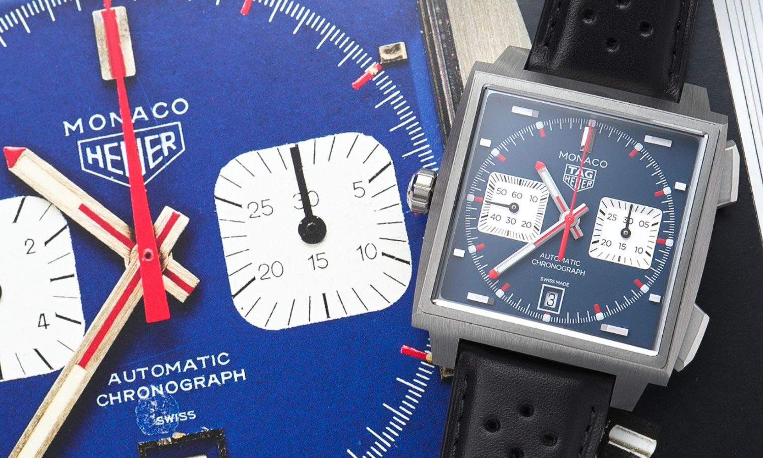 TAG Heuer Monaco 2026 Blau CDW2181.FC8360 mit blauem Zifferblatt am schwarzen Lederarmband liegend von vorne abgebildet mit einem Bild eines klassischen TAG HEUER Monaco Modells