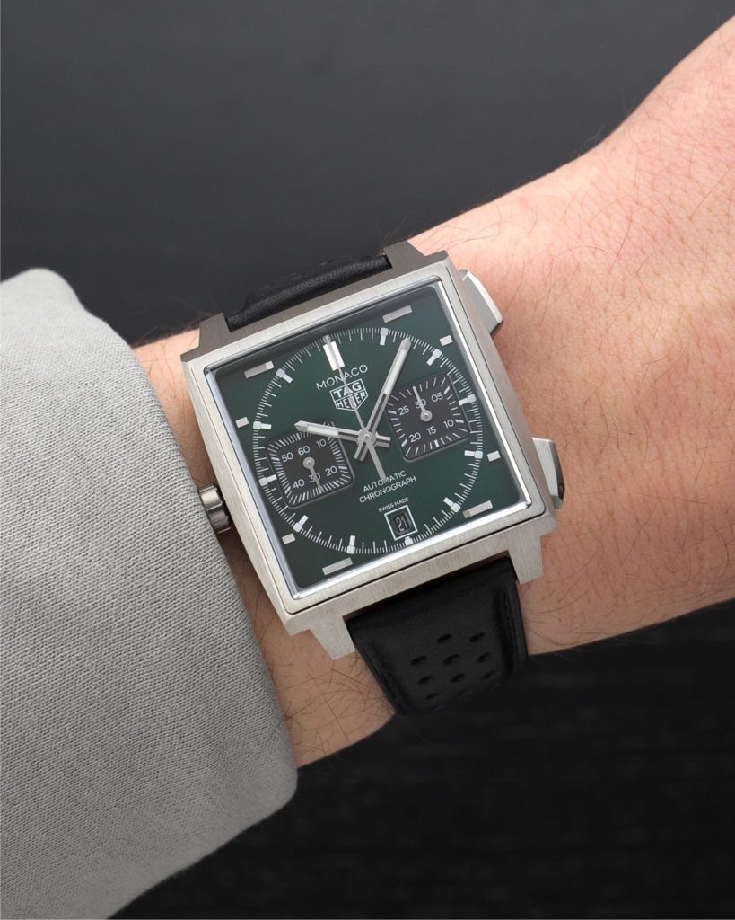 Blick von oben auf die neue TAG Heuer Monaco mit grünem Zifferblatt auf dem Handgelenk eines Mannes.