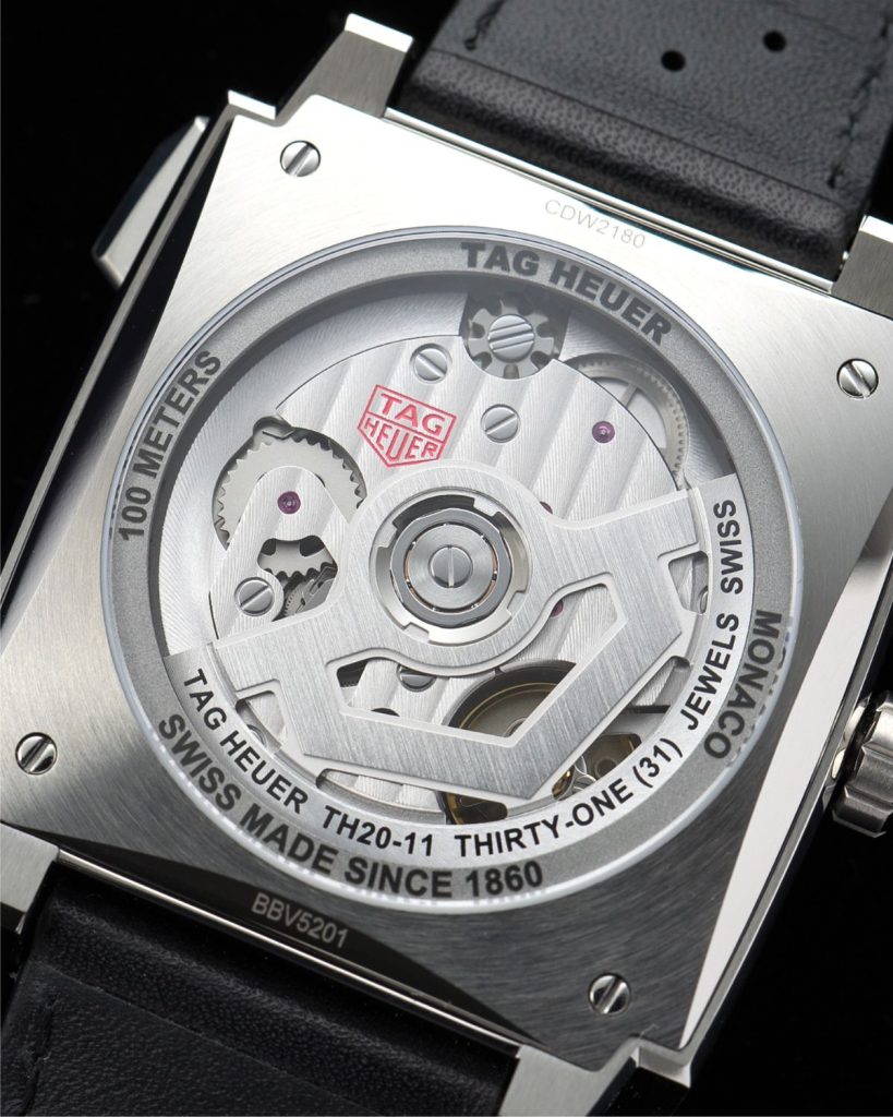 Blick auf die Rückseite der TAG Heuer Monaco 2026 mit dem Kaliber TH20-11.