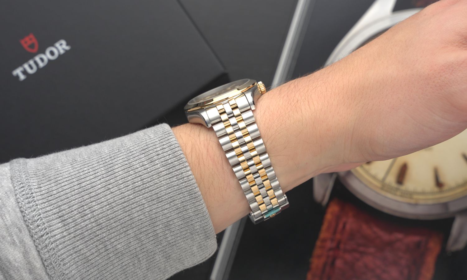 Das Edelstahlarmband der TUDOR Black Bay 36 S&G Referenz M79643-0005 an einem Handgelenk mit hellgrauem Ärmel getragen