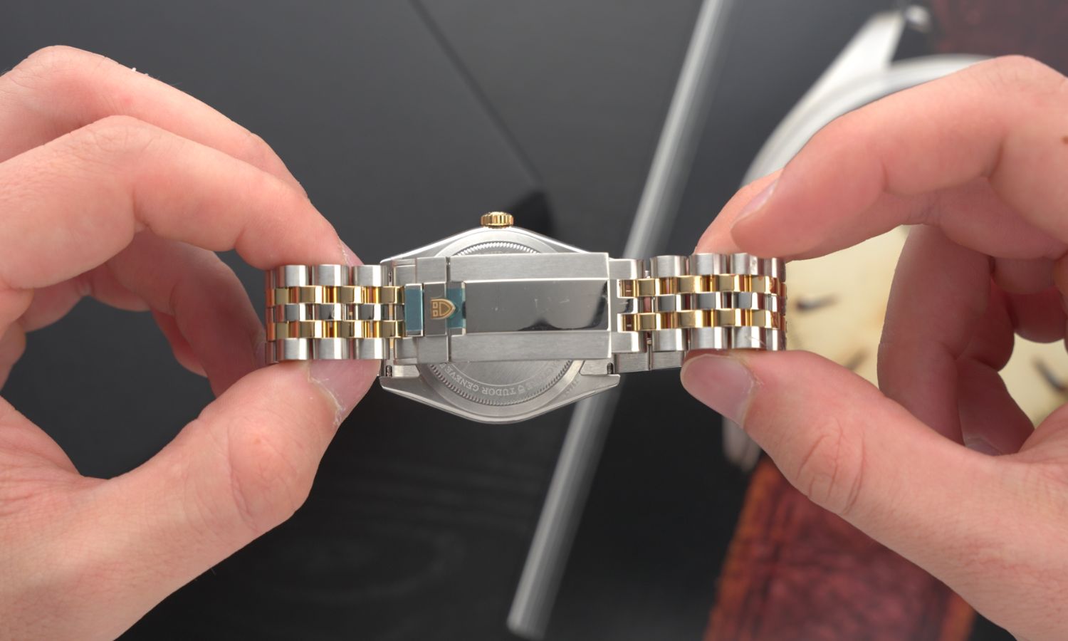 Die Schließe des Edelstahlarmbands der TUDOR Black Bay 36 S&G Referenz M79643-0005 in zwei Händen gehalten