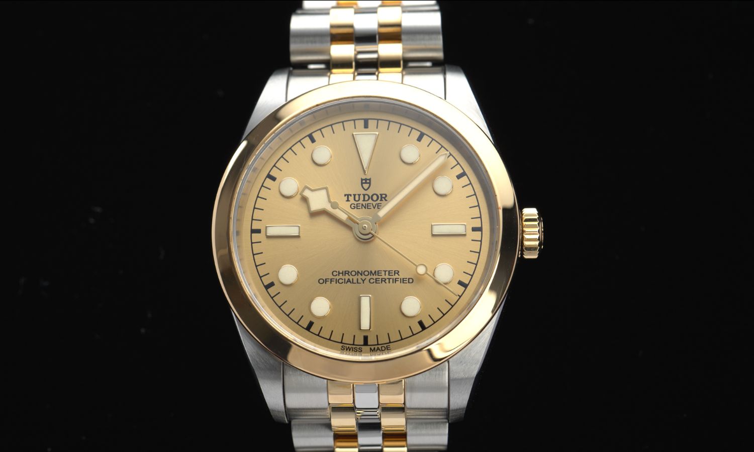 Das champagnerfarbene Zifferblatt der TUDOR Black Bay 36 S&G Referenz M79643-0005 abgebildet vor schwarzem Hintergrund