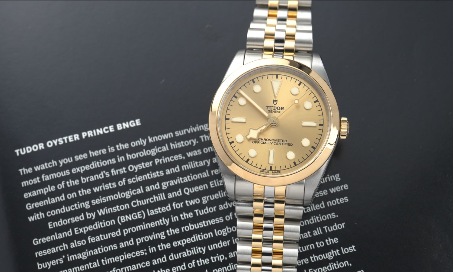 TUDOR Black Bay 36 S&G Referenz M79643-0005 mit champagnerfarbenem Zifferblatt am Edelstahlarmband liegend abgebildet auf schwarzem Untergrund mit weißer Schrift