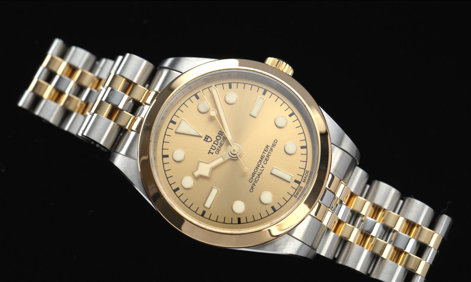 TUDOR Black Bay 36 S&G Referenz M79643-0005 mit champagnerfarbenem Zifferblatt am Edelstahlarmband seitlich abgebildet vor schwarzem Hintergrund