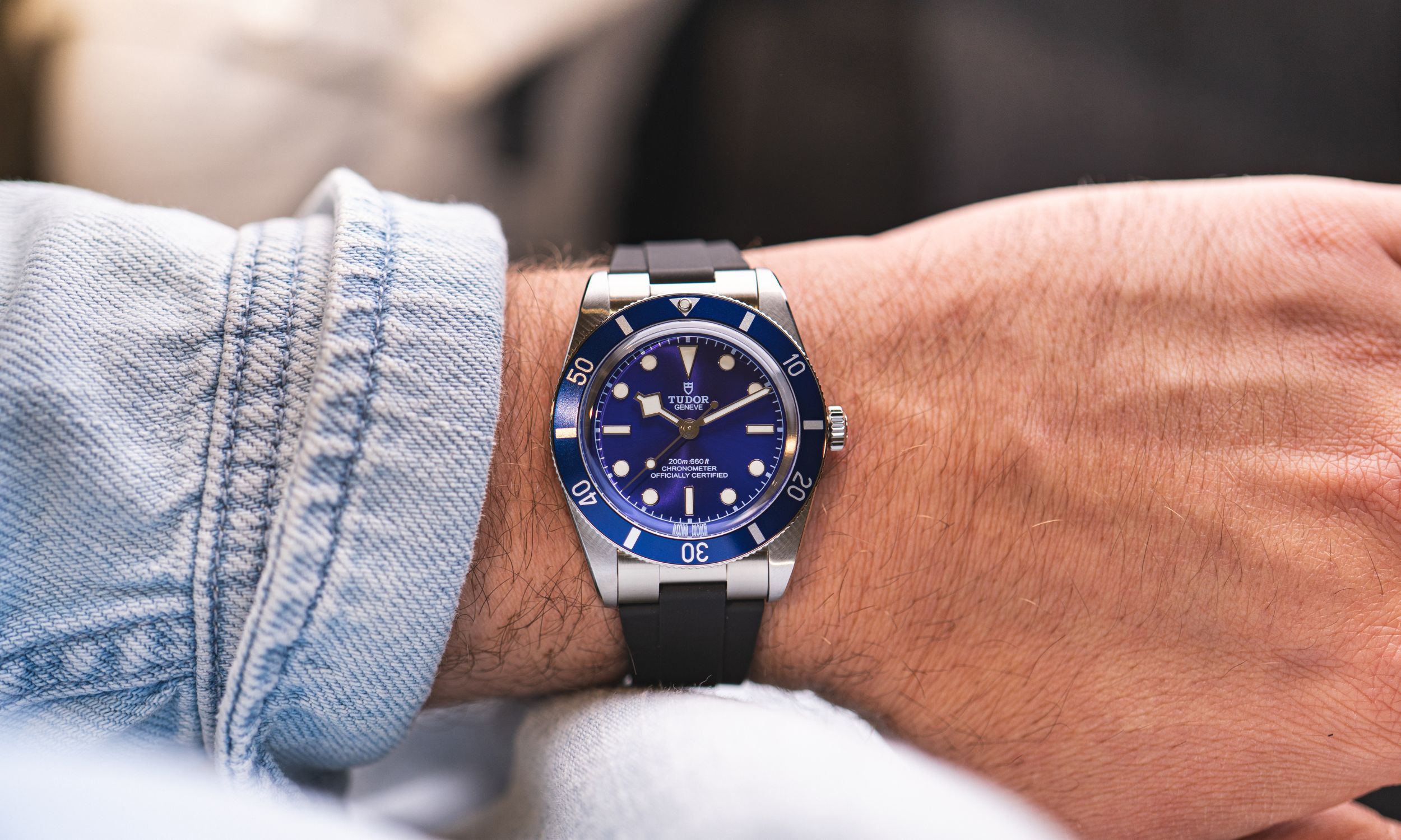 Wristshot einer TUDOR Black Bay 54 TUDOR Blue mit hellblauer Hemdmanschette