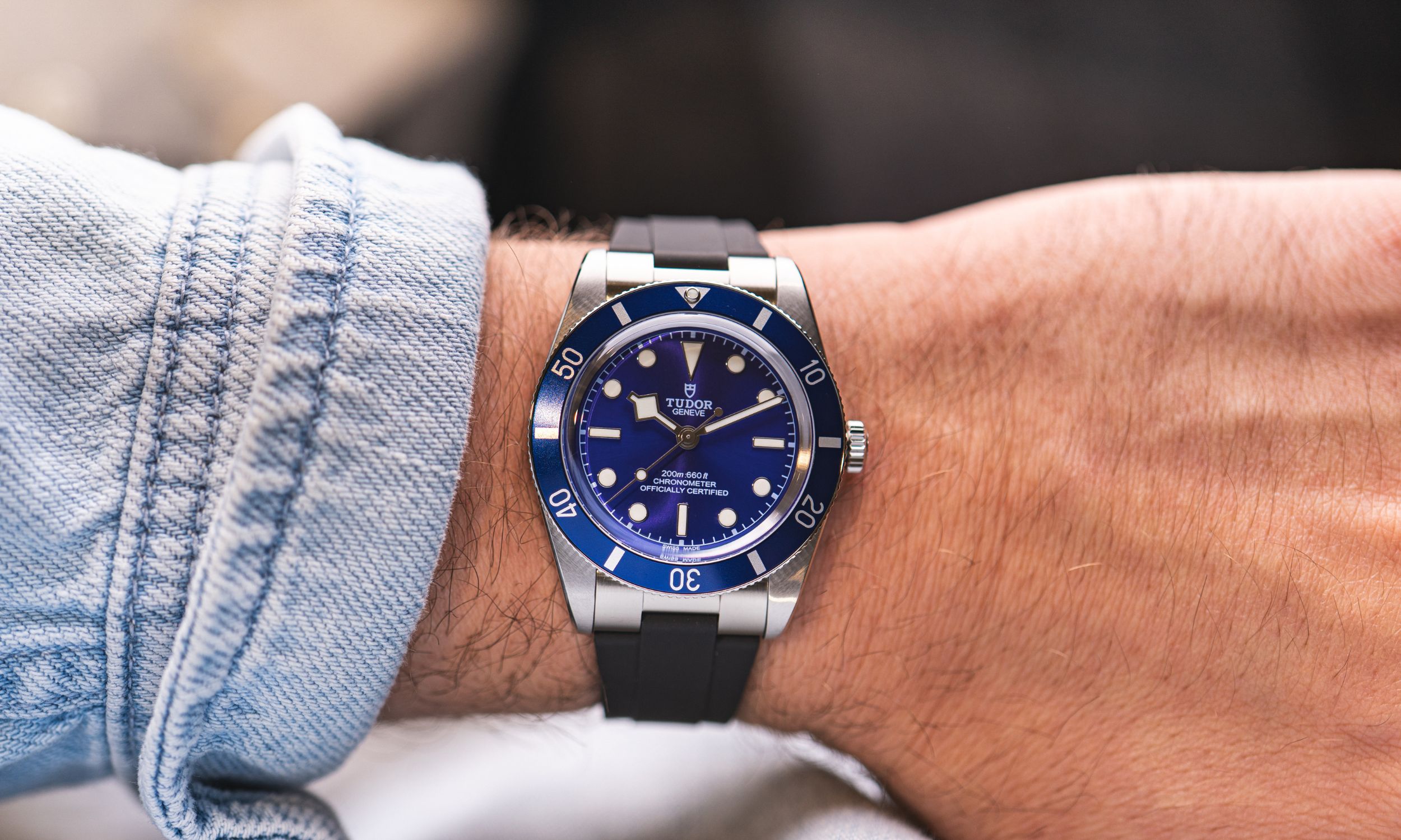 Horizontaler Wristshot einer TUDOR Black Bay 54 "TUDOR Blue"