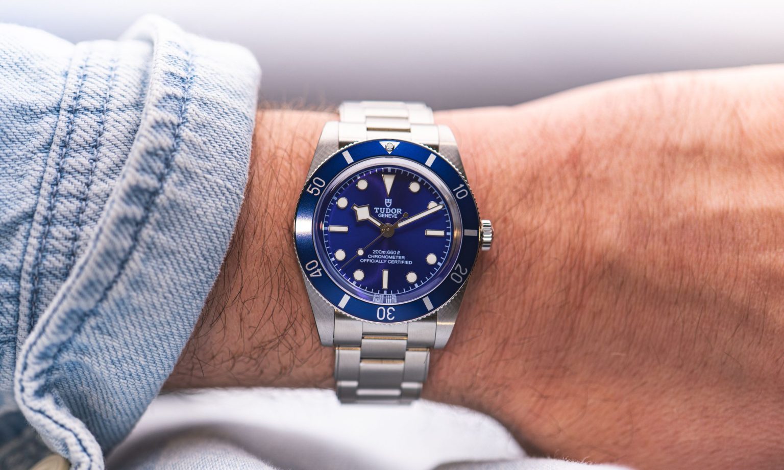 Wristshot einer TUDOR Black Bay 54 "TUDOR Blue" am Stahlband
