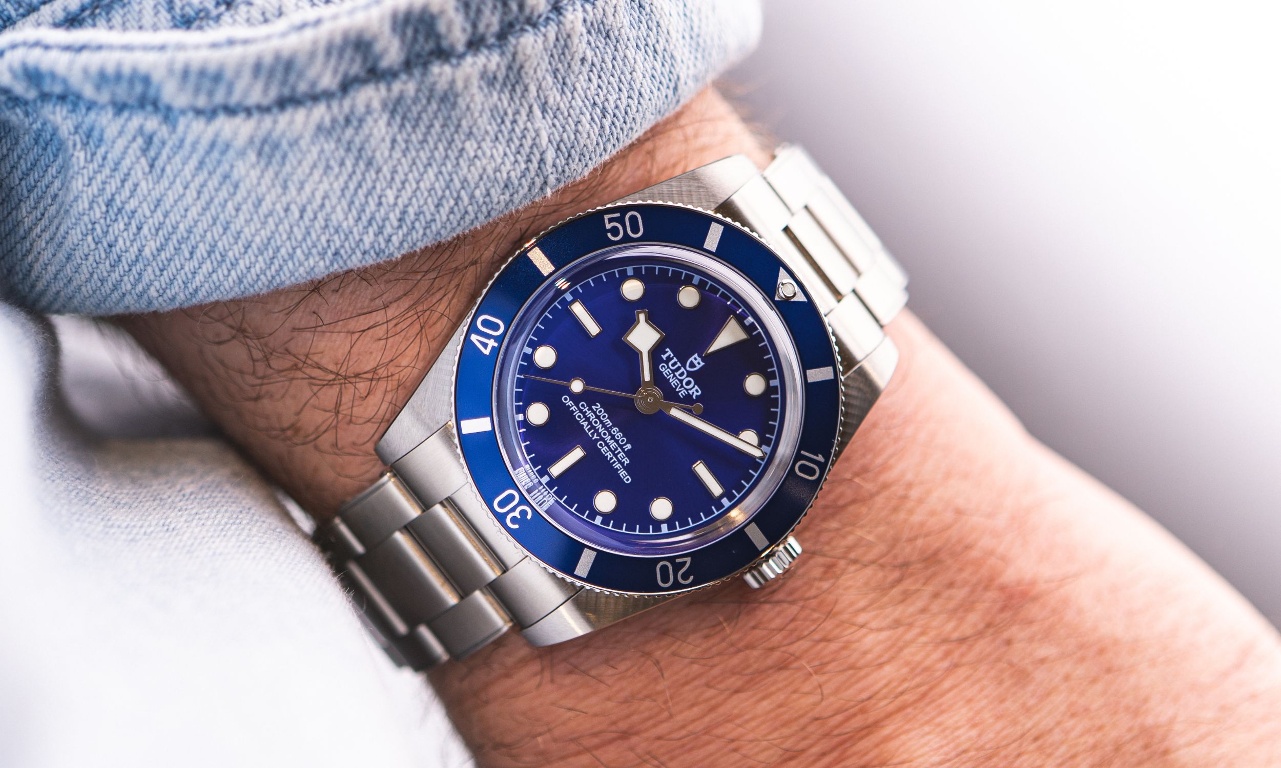Schräger Wristshot einer TUDOR Black Bay 54 "TUDOR Blue" am Stahlband