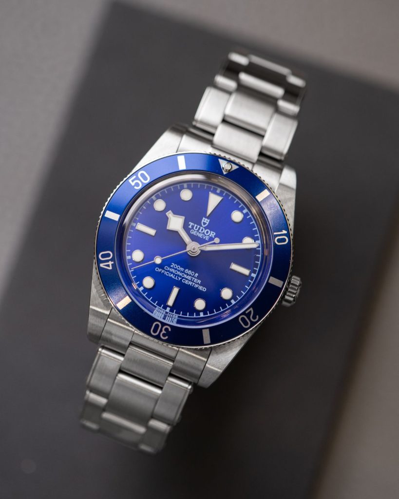 Stehende TUDOR Black Bay 54 TUDOR Blue auf dunkelgrauer Box