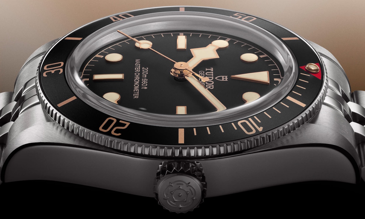 TUDOR Black Bay 58 Zifferblatt in Nahaufnahme liegend auf schwarzem Untergrund