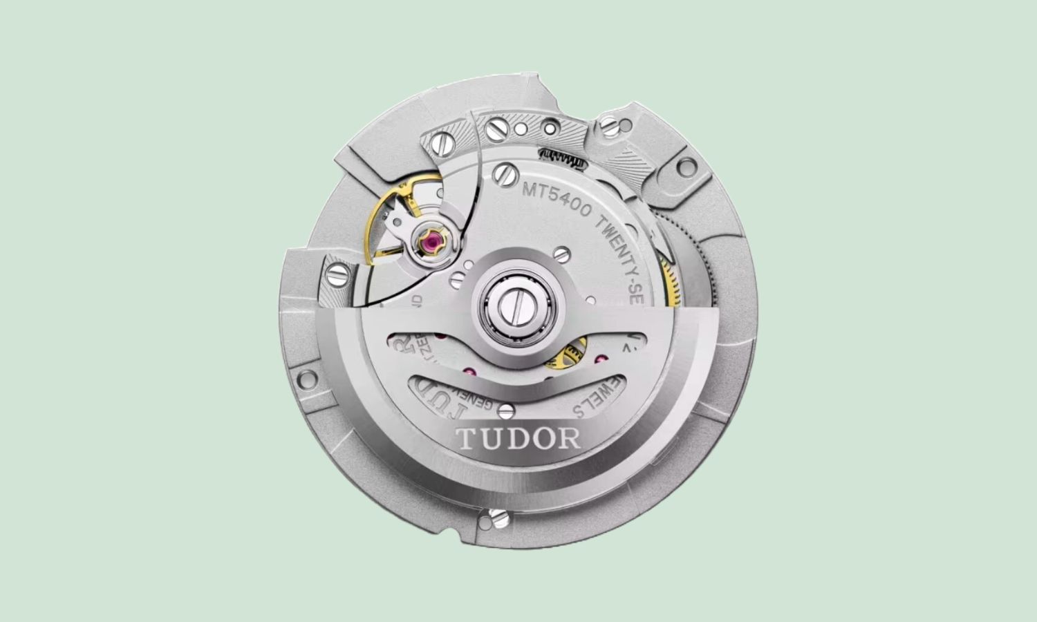 Das TUDOR Manufakturkaliber MT5400 abgebildet vor hellgrünem Hintergrund