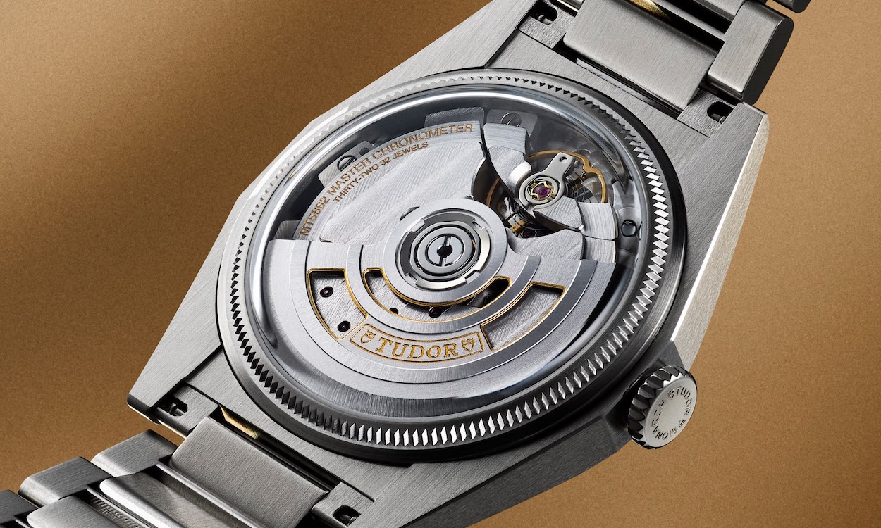 Gehäuseboden der TUDOR Monarch in Nahaufnahme mit Saphirglas Sichtfenster