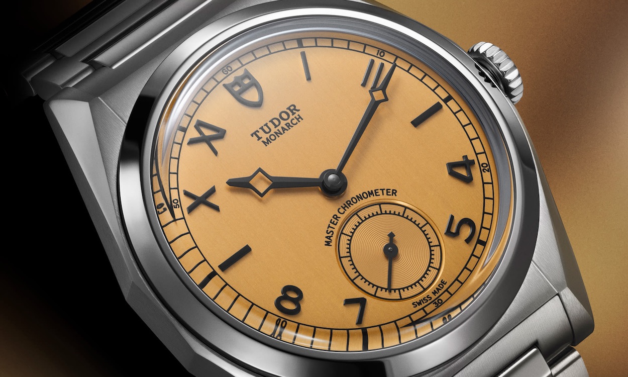 Zifferblatt der TUDOR Monarch mit römischen und arabischen Indizes in Nahaufnahme.