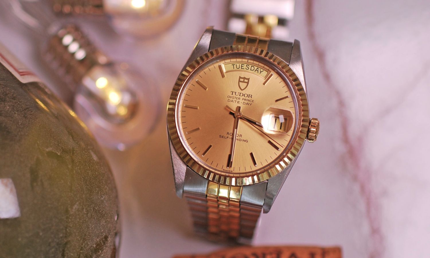 TUDOR Oyster Prince Date-Day Referenz 94613 mit goldenem Zifferblatt am Edelstahlarmband stehend abgebildet