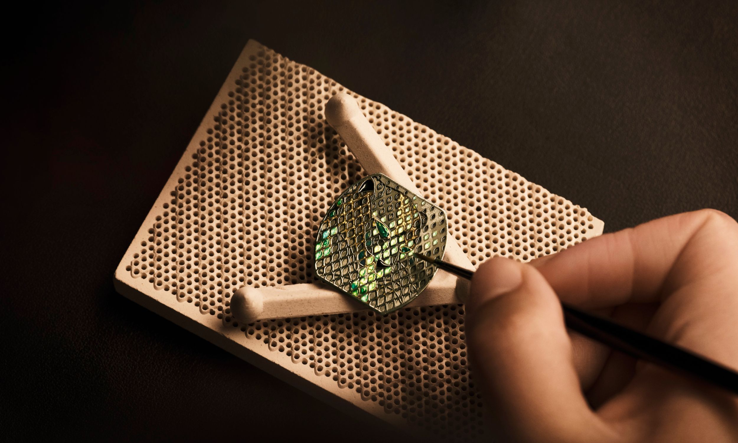 Das Zifferblatt einer Tortue Panthère wird von Künstlerhand bemalt.