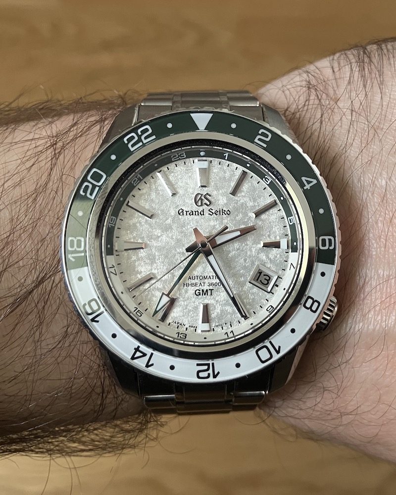 Grand Seiko SBGJ277 am Handgelenk eines Mannes in Nahaufnahme