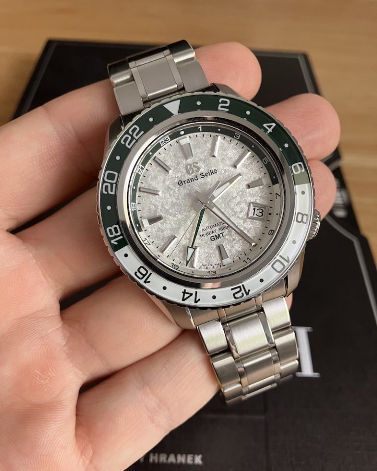 Grand Seiko SBGJ277 in der Hand eines Mannes in Nahaufnahme