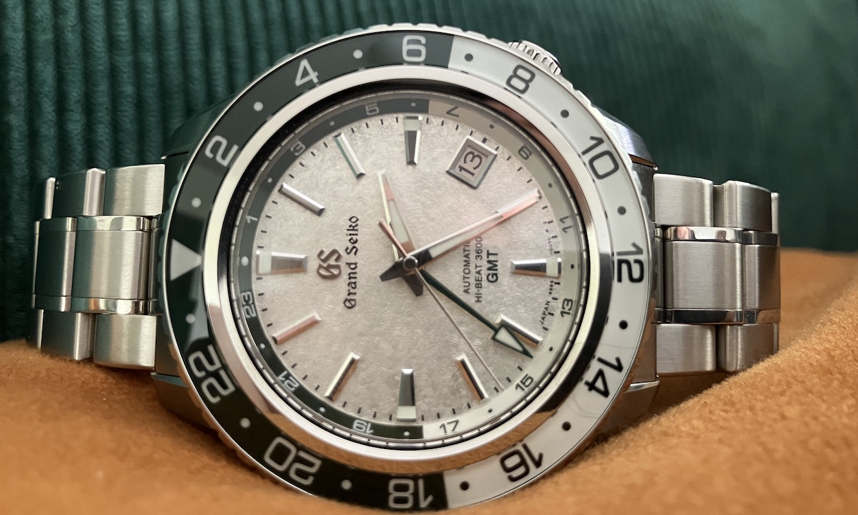 Grand Seiko SBGJ277 Snowy Valley liegend auf orangem Untergrund