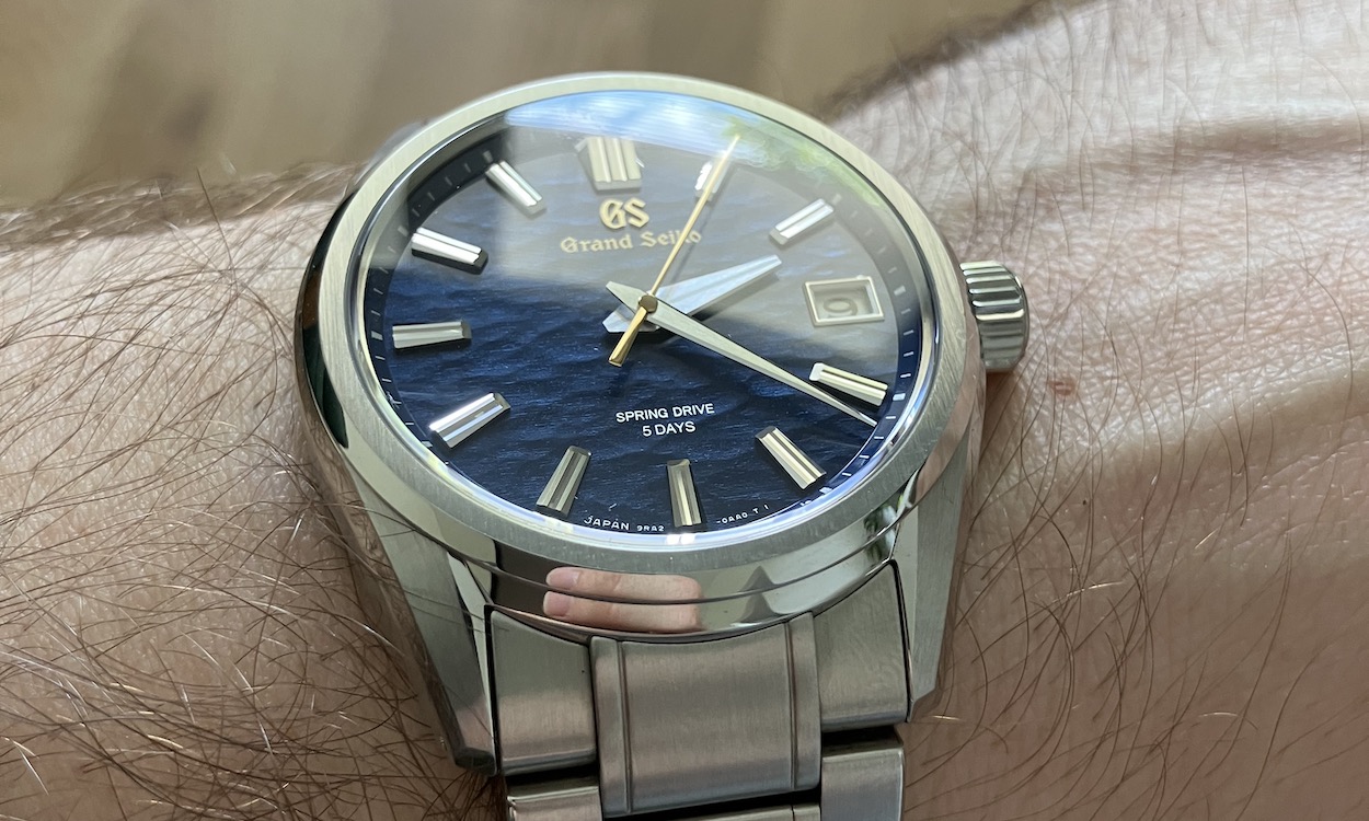 Grand Seiko SLGA007 am Handgelenk eines Mannes in Nahaufnahme