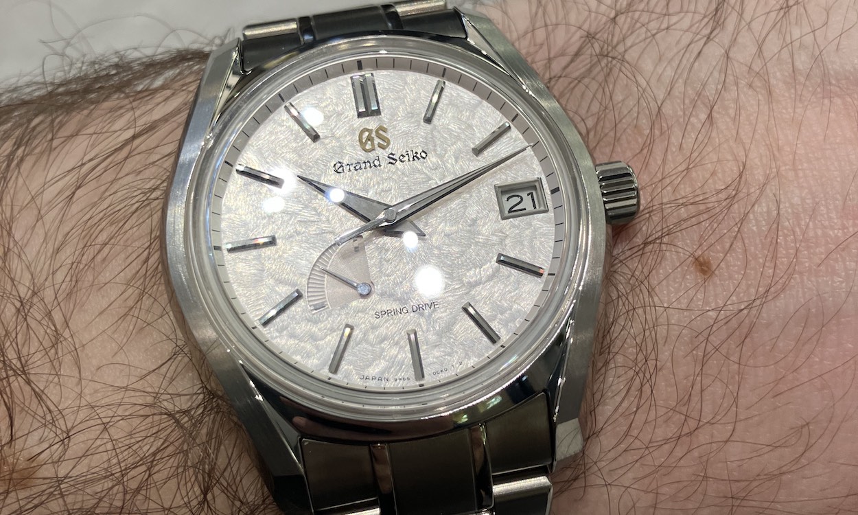 Grand Seiko Shunbun SBGA413 am Handgelenk eines Mannes in Nahaufnahme