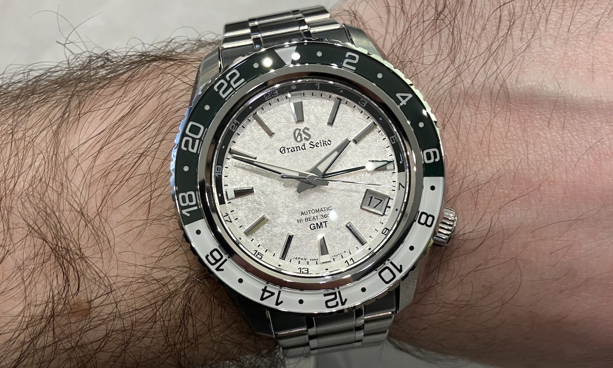 Grand Seiko Snowy Valley bei der Anprobe im Juwelier am Handgelenk eines Mannes in Nahaufnahme